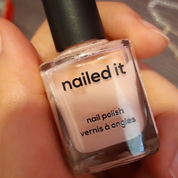 Jewellery and nail polish - Picture 5 of 6